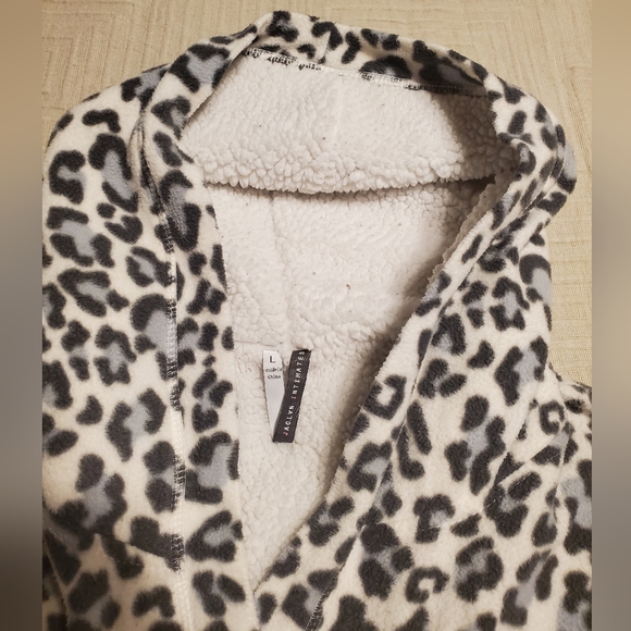 Hooded Robe w/Pockets - Picture 4 of 6